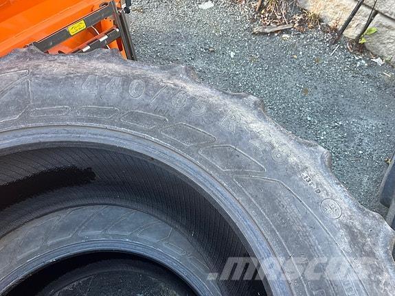 Mitas  Banden, wielen en velgen