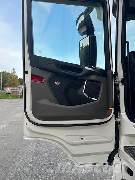 Scania R660 Bakwagens met gesloten opbouw