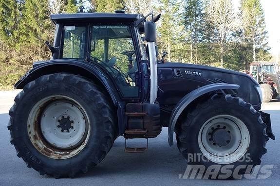 Valtra T213 Versu Tractoren