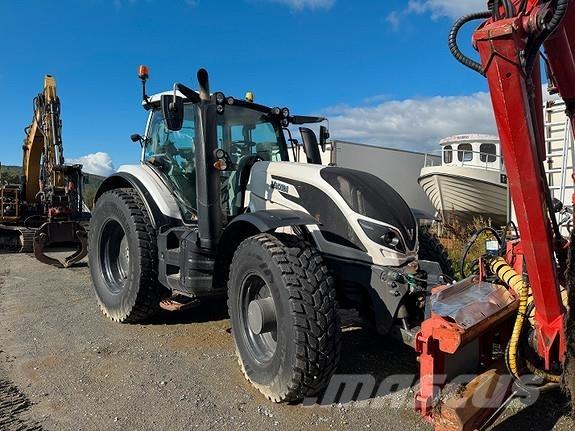 Valtra T214 Versu Tractoren