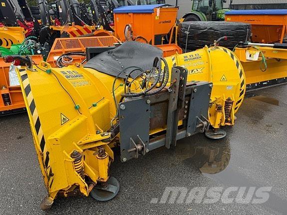   Sneeuwschuivers en -ploegen