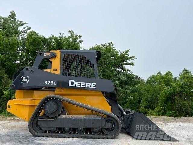 John Deere 323E Schrankladers