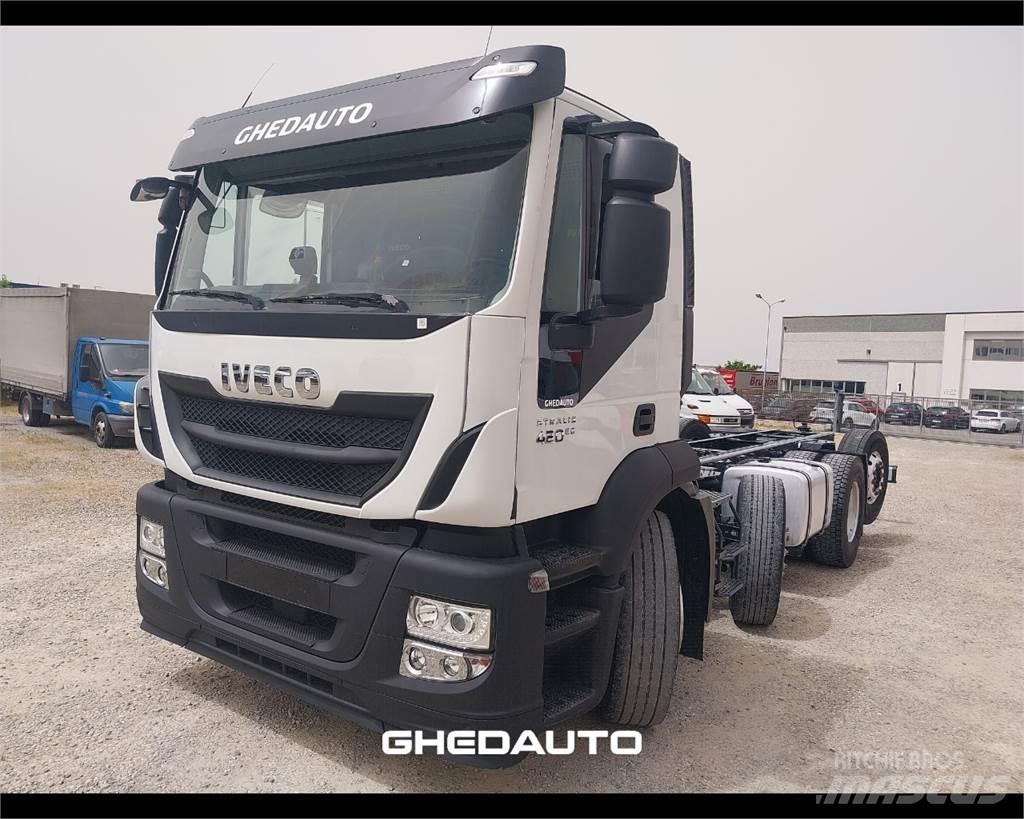 Iveco AD440S42 Bakwagens met gesloten opbouw