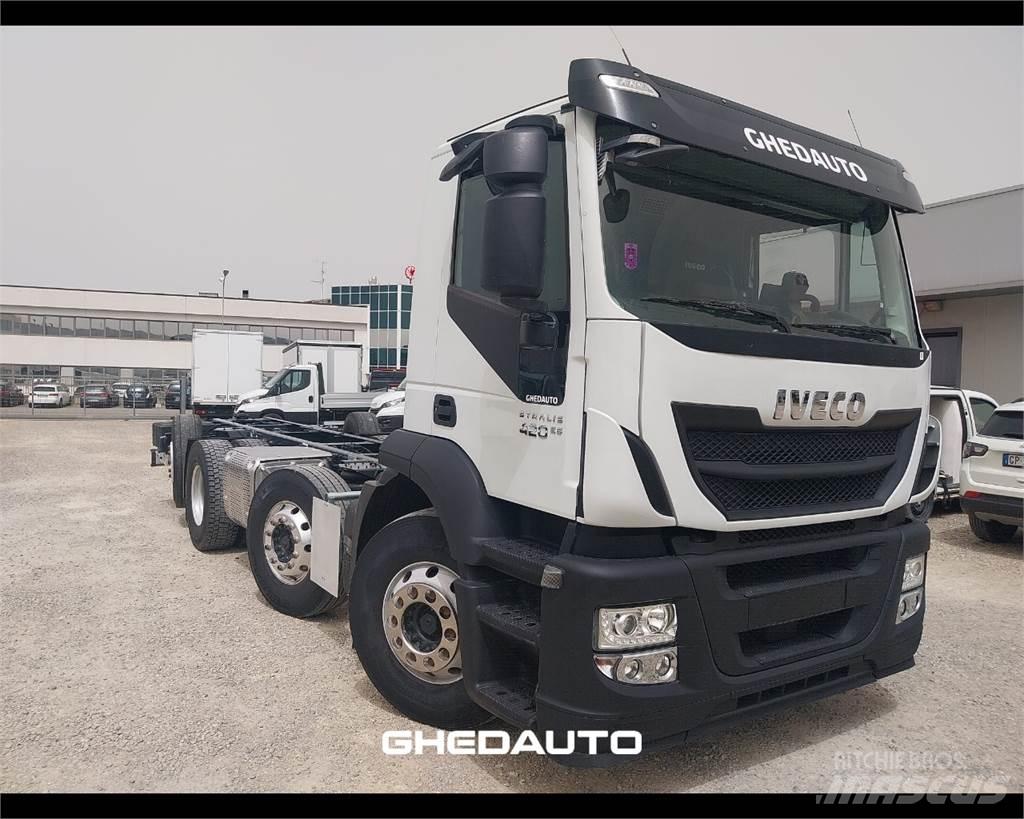 Iveco AD440S42 Bakwagens met gesloten opbouw