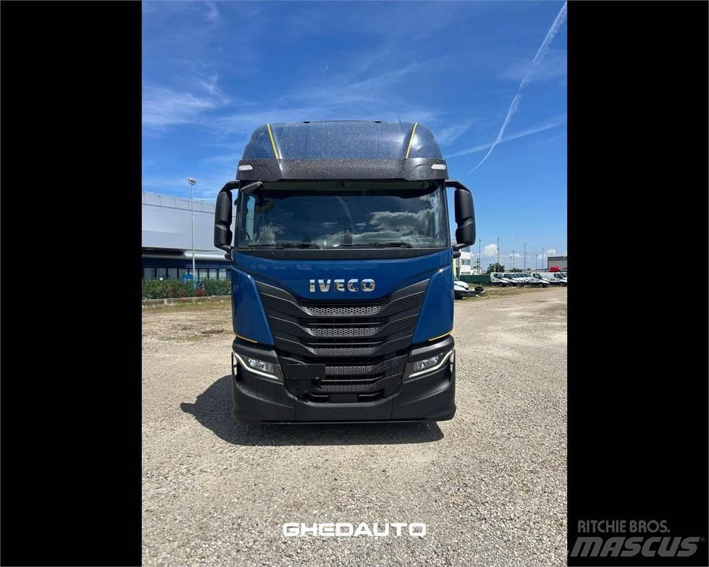 Iveco AS260S48S Bakwagens met gesloten opbouw