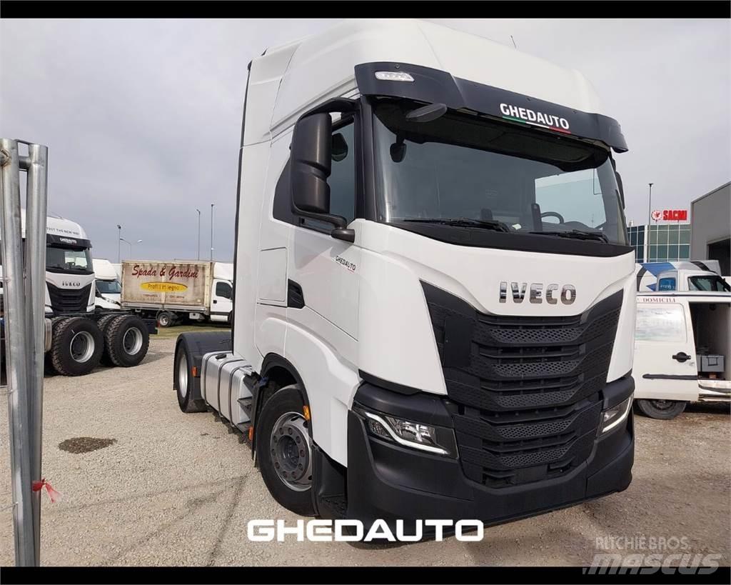 Iveco AS440S48 Bakwagens met gesloten opbouw