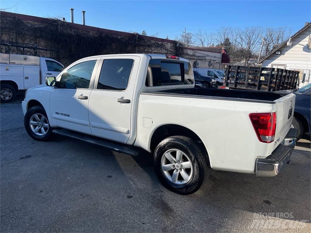 Nissan Titan Bestelwagens met open laadbak