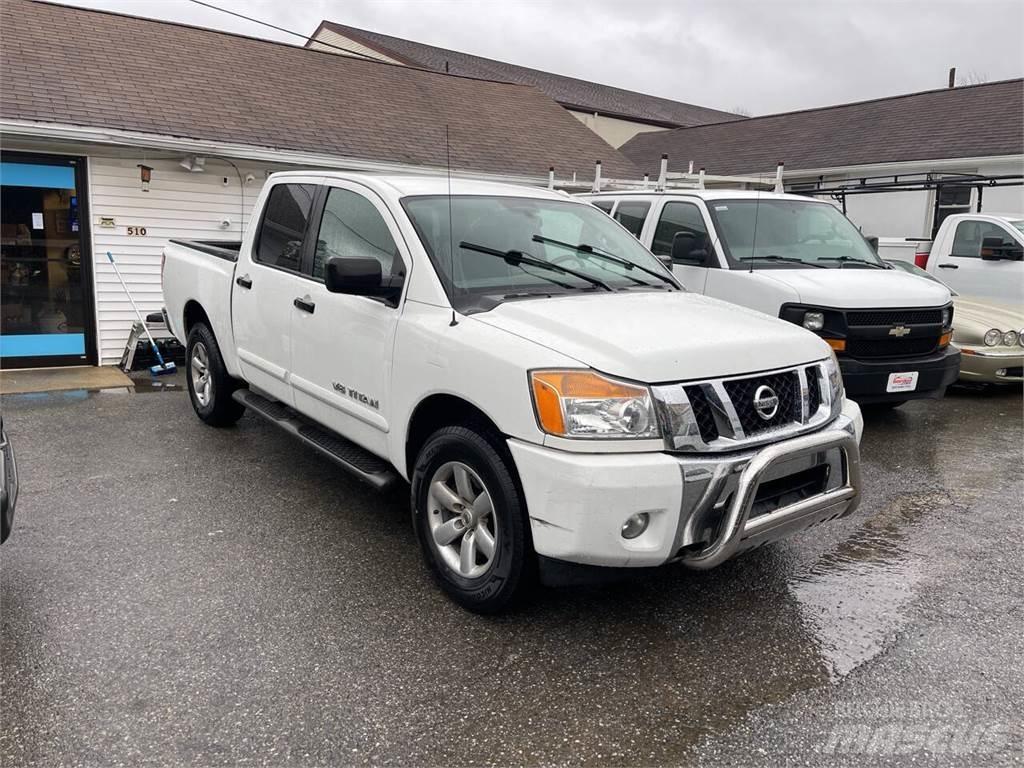 Nissan Titan Bestelwagens met open laadbak