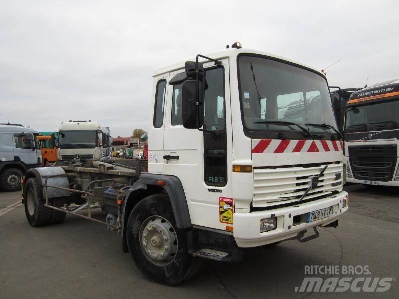 Volvo FL6 19 Containertrucks met kabelsysteem