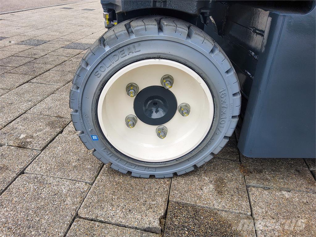 Combilift CBE 3000 Four-way truck