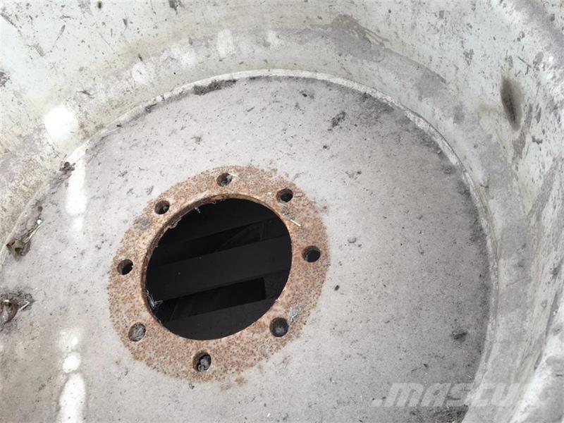  - - - 30.5  x  32 Banden, wielen en velgen