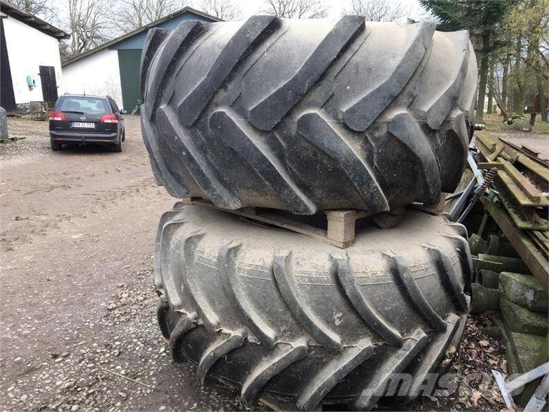  - - - 30.5  x  32 Banden, wielen en velgen