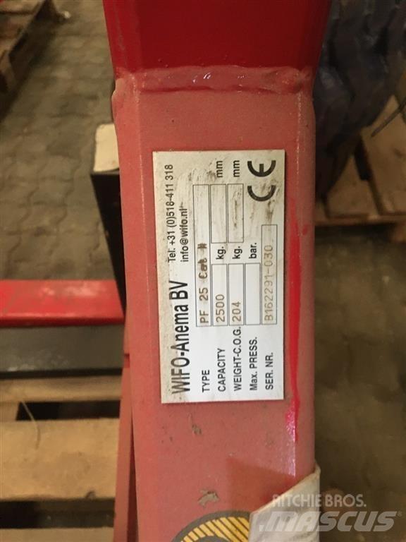 Wifo PF 25 Voorladers en gravers