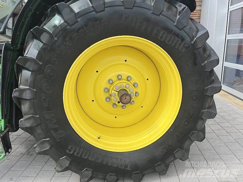 John Deere 6215R Tractoren