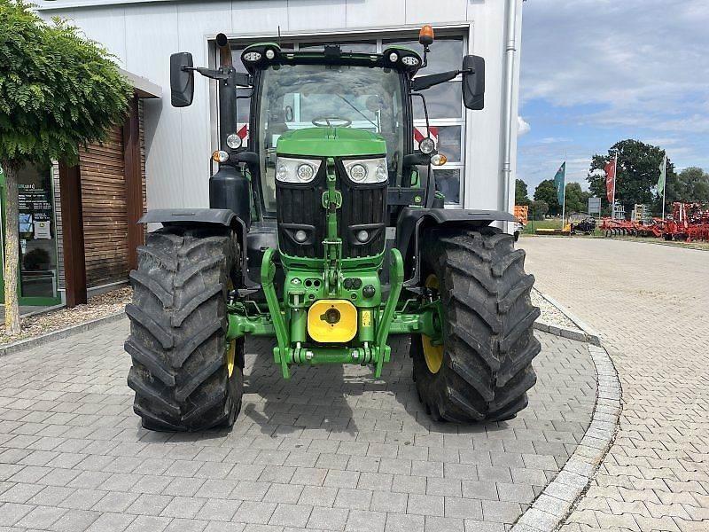 John Deere 6215R Tractoren