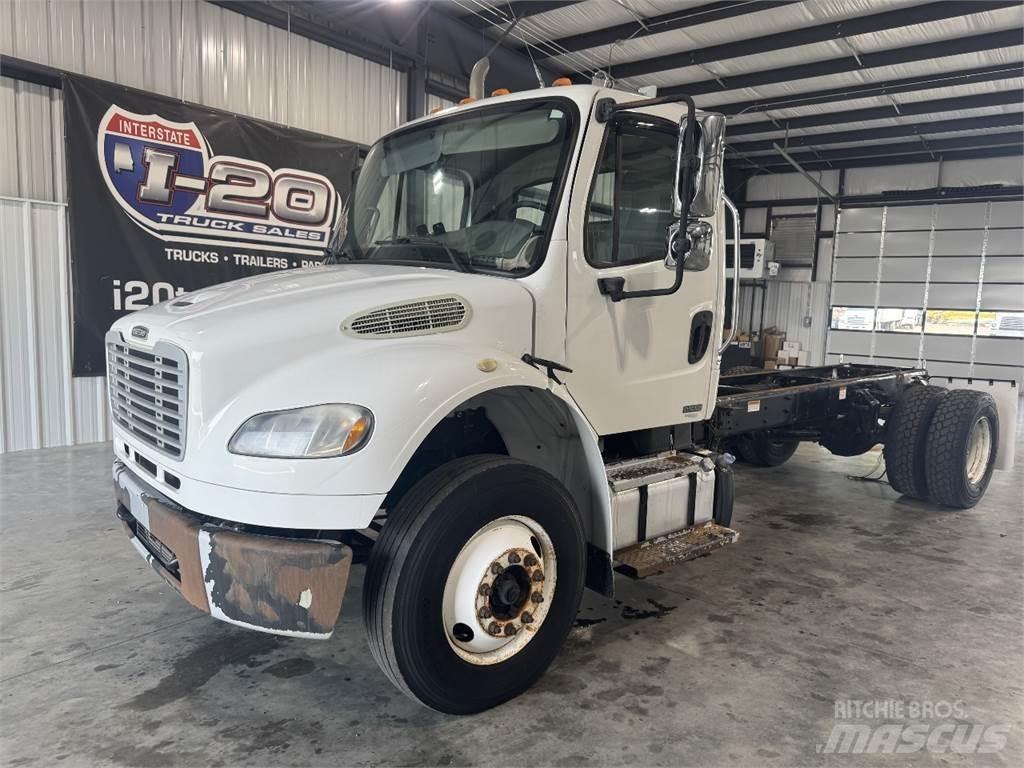 Freightliner M2 106 Chassis met cabine