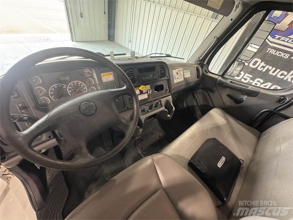 Freightliner M2 106 Chassis met cabine