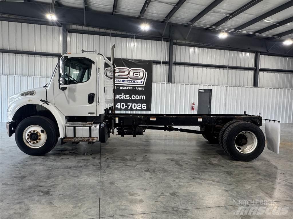 Freightliner M2 106 Chassis met cabine