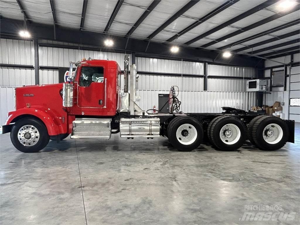 Kenworth W900L Trekkers