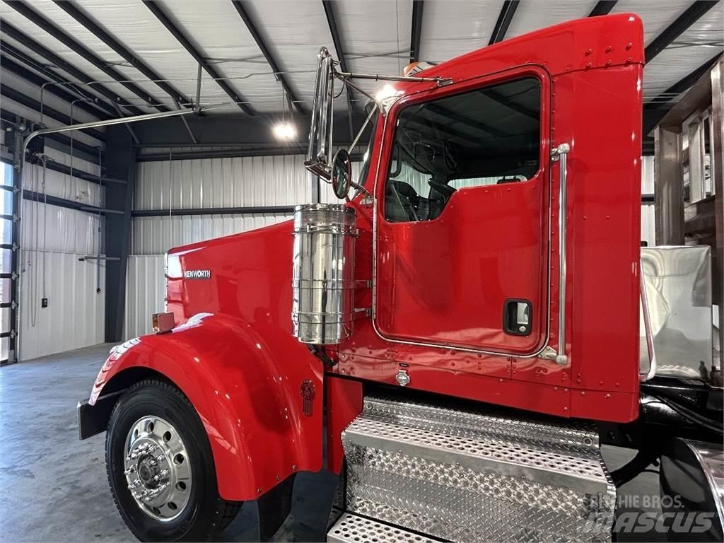 Kenworth W900L Trekkers