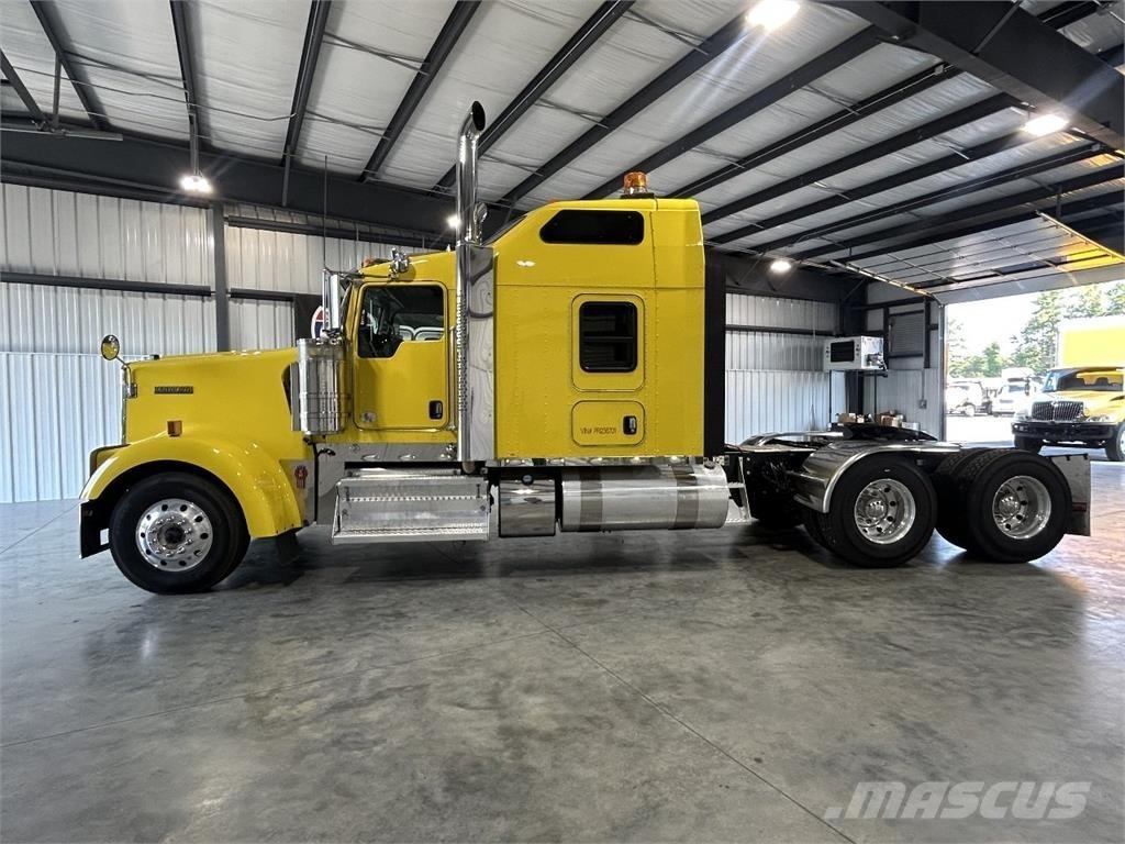 Kenworth W900L Trekkers