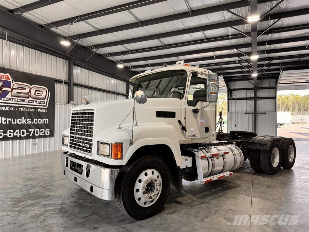 Mack CHU613 Trekkers