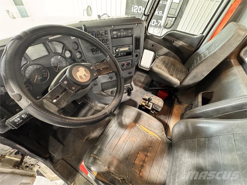 Mack CHU613 Trekkers