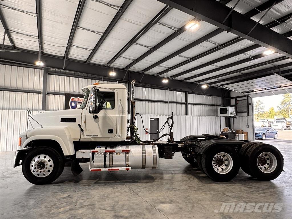 Mack CHU613 Trekkers