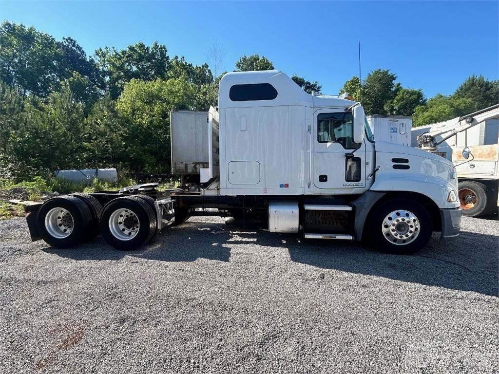 Mack CXU613 Trekkers