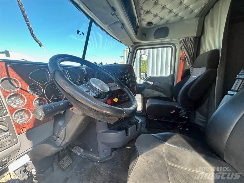 Mack CXU613 Trekkers
