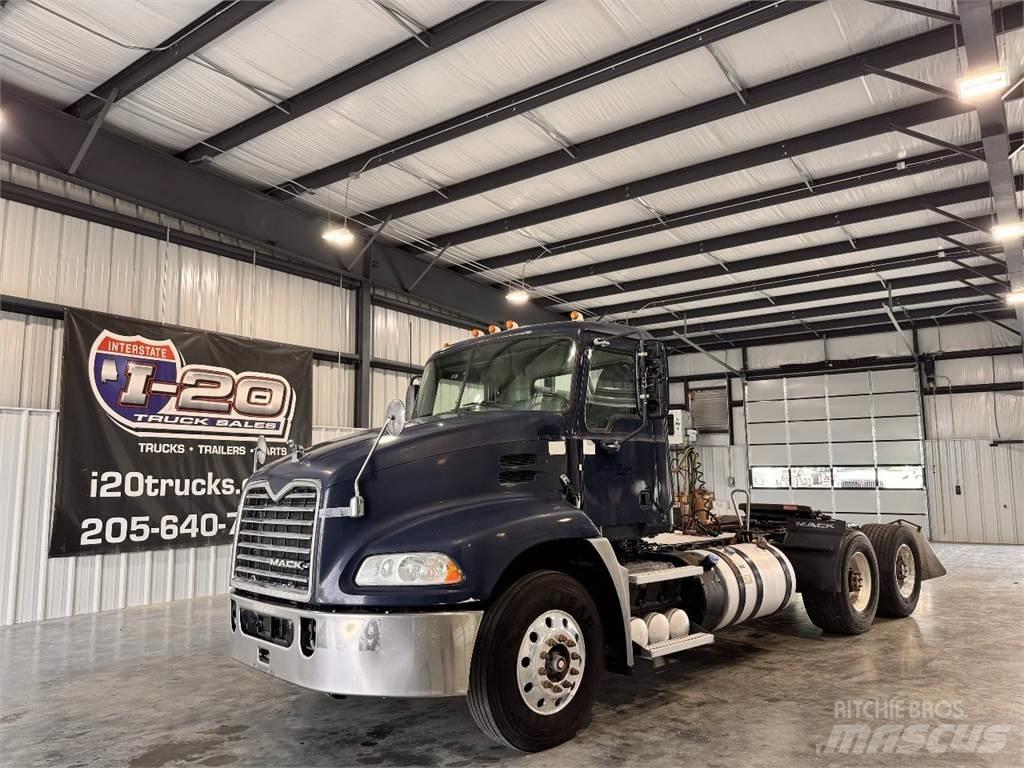 Mack CXU613 Trekkers