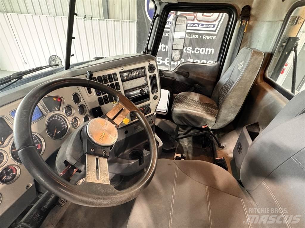 Mack CXU613 Trekkers