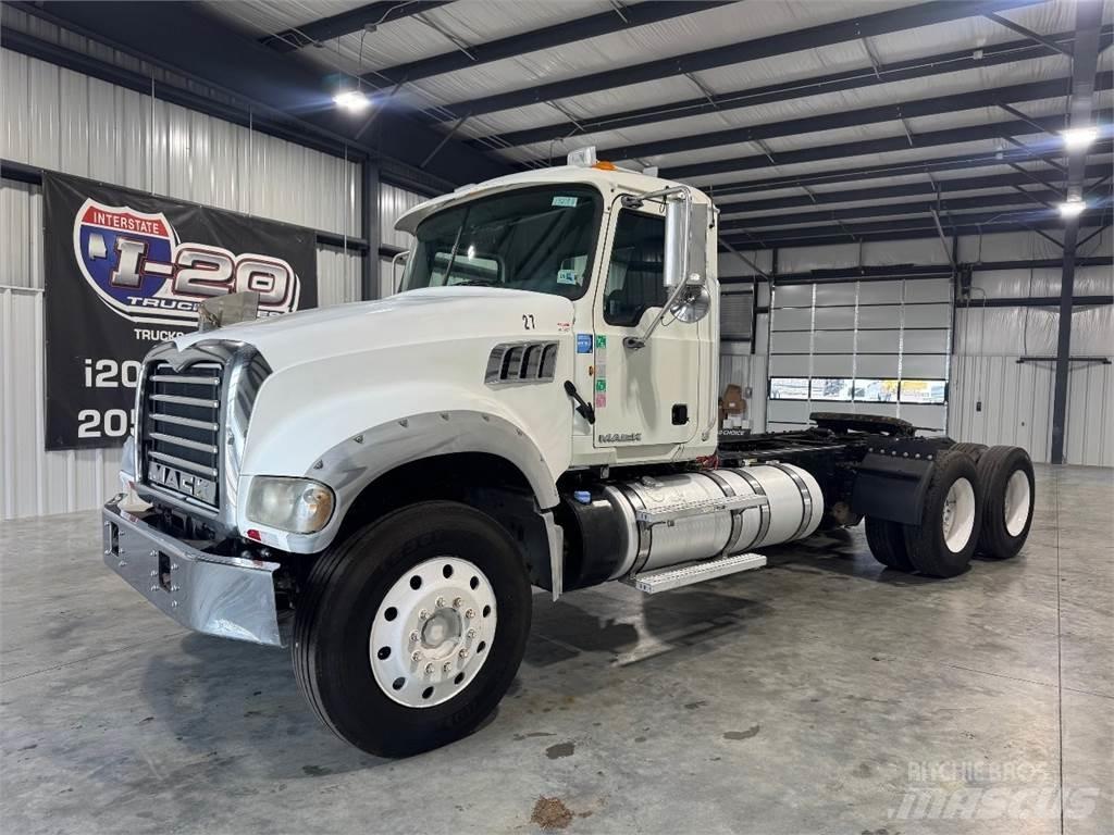 Mack GU713 Trekkers