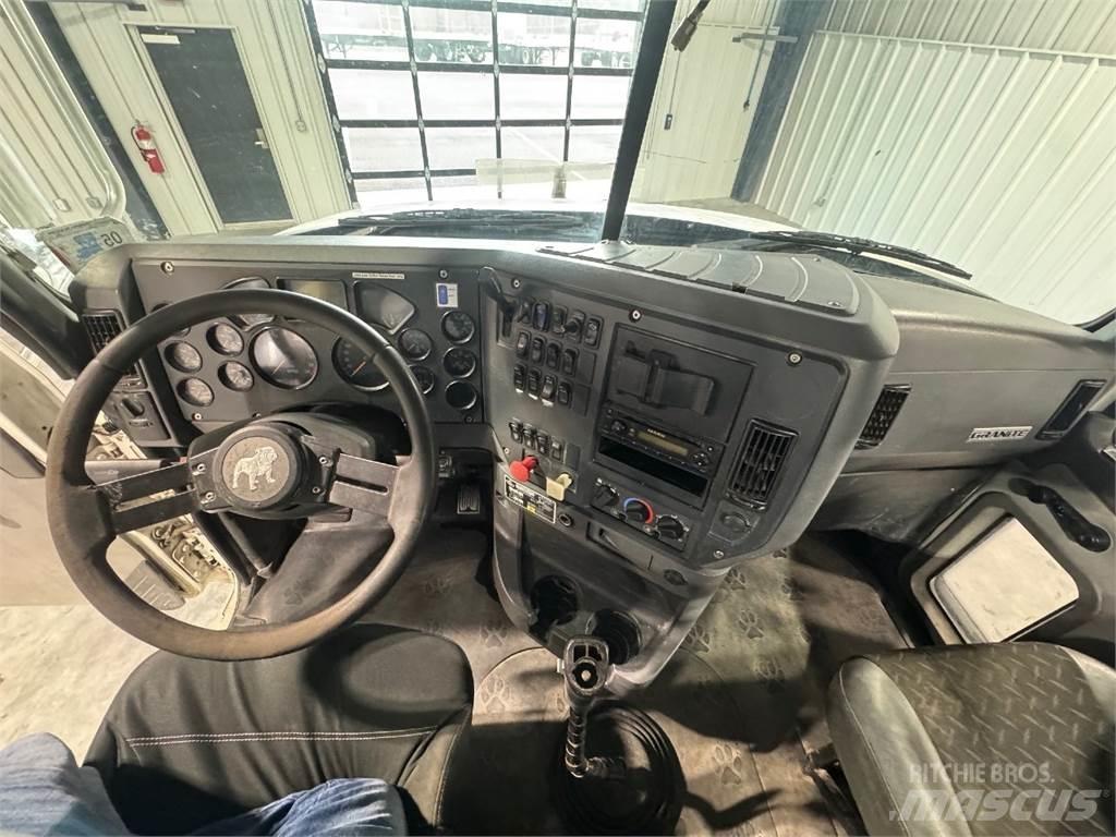Mack GU713 Trekkers