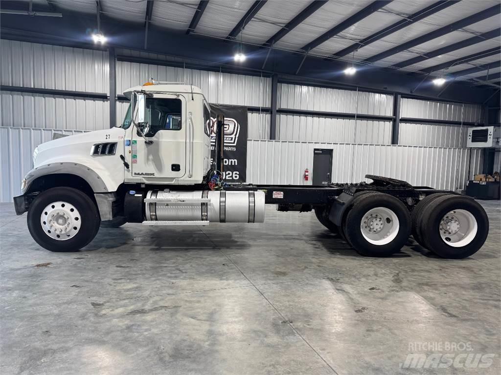 Mack GU713 Trekkers