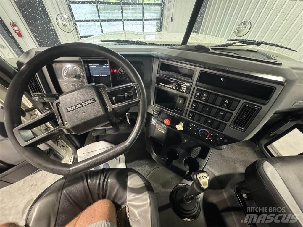 Mack Pinnacle 64T Trekkers
