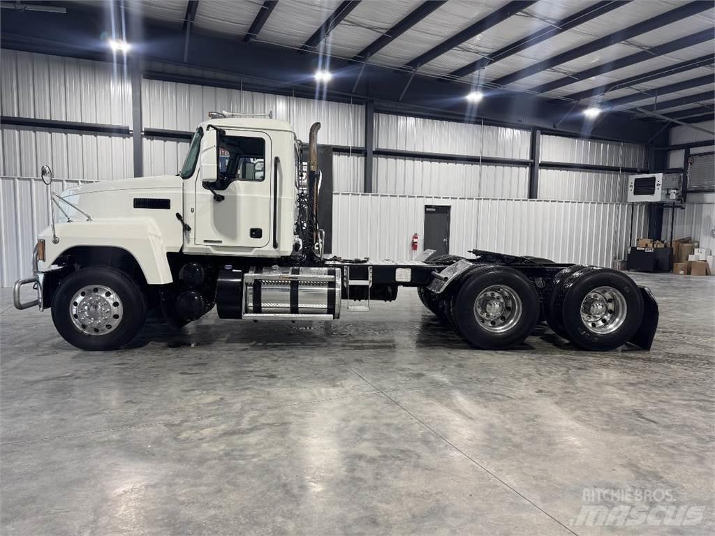 Mack Pinnacle 64T Trekkers