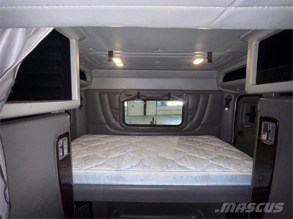 Peterbilt 389 Trekkers