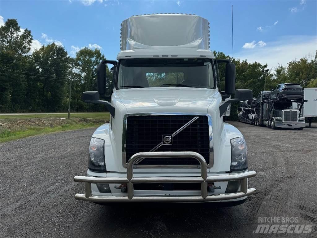 Volvo VNL42T300 Trekkers