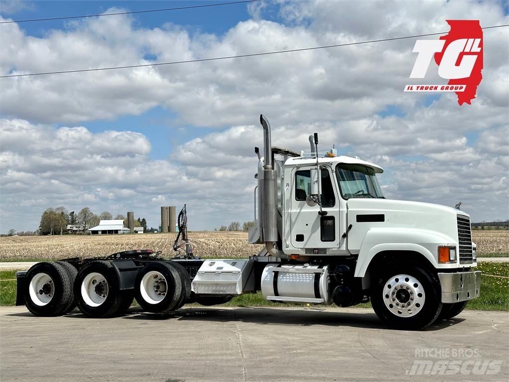 Mack CH613 Trekkers