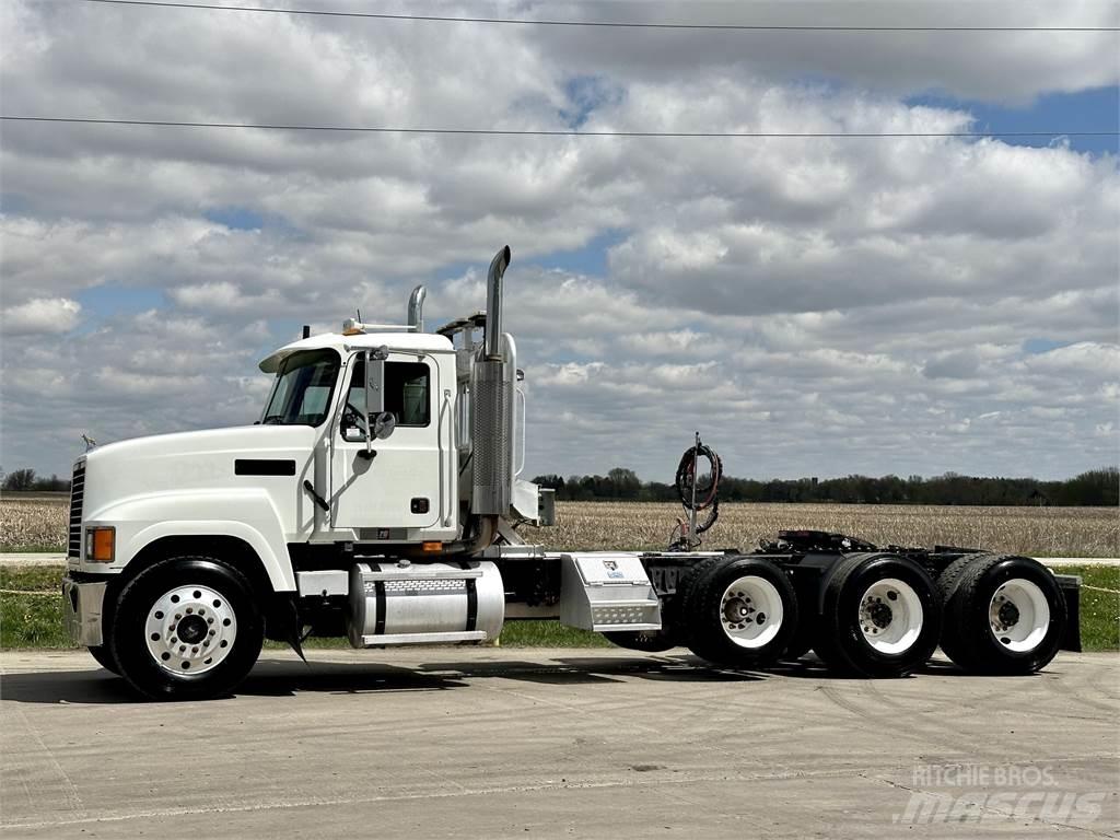 Mack CH613 Trekkers