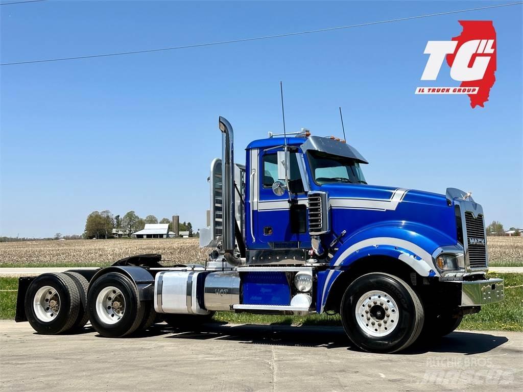 Mack Titan TD713 Trekkers