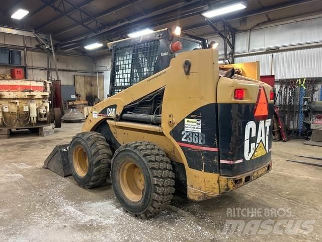 CAT 236B Schrankladers
