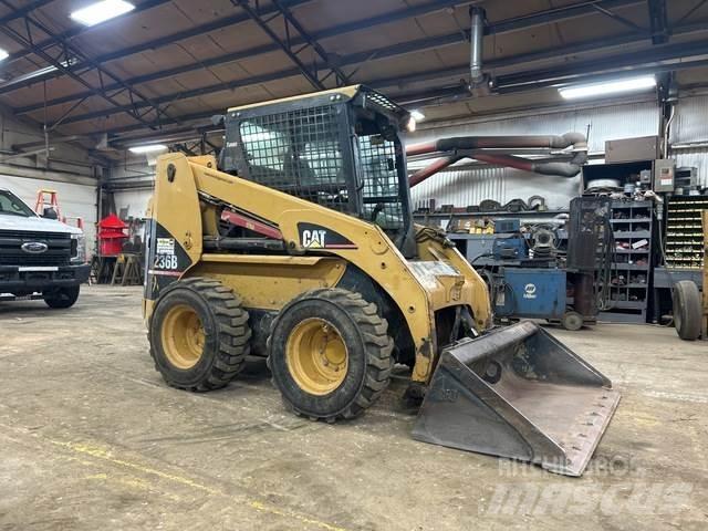 CAT 236B Schrankladers