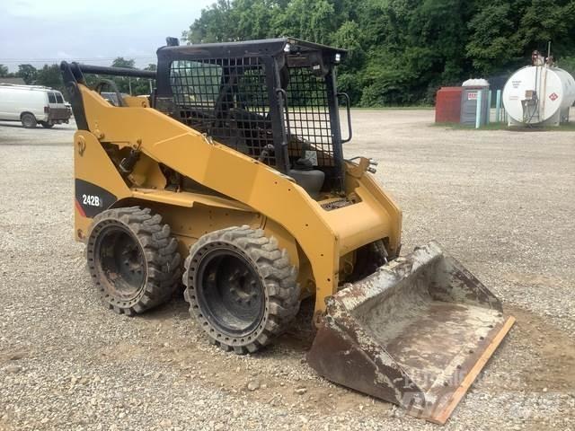 CAT 242B3 Schrankladers