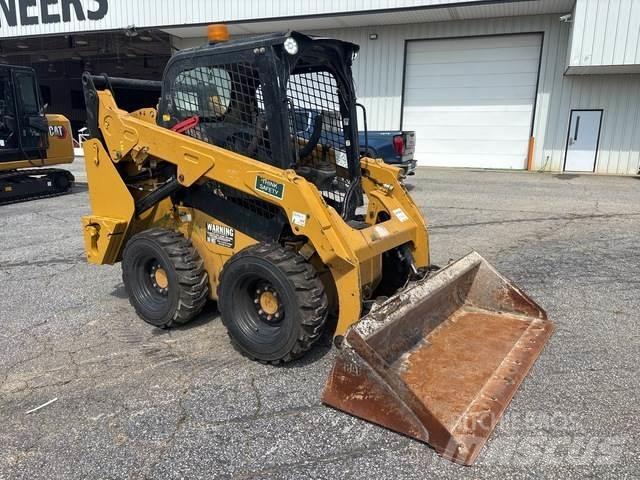CAT 242D Schrankladers