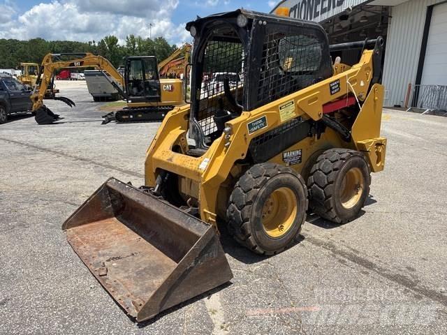 CAT 242D Schrankladers