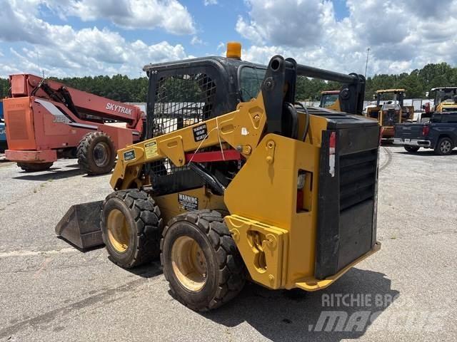 CAT 242D Schrankladers