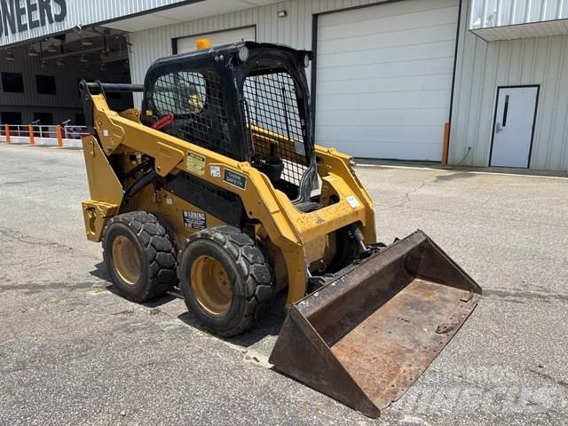 CAT 242D Schrankladers