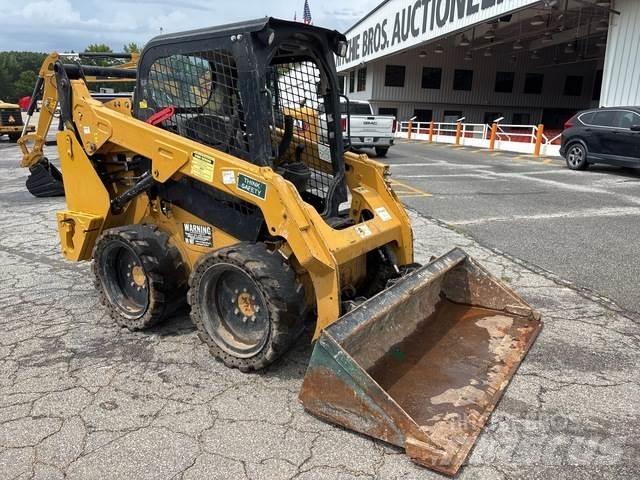 CAT 242D Schrankladers